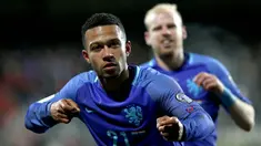 Gelandang Belanda, Memphis Depay, berhasil mencetak dua gol saat tim Oranye menaklukkan Luxembourg 3-1 pada laga kualifikasi Piala Dunia 2018 di Josy Barthel Stadium, Luxembourg, Minggu (13/11/2016). (EPA/Julien Warnand)