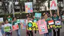 Sejumlah warga menunjukkan poster saat melakukan kampanye tentang perdamaian dunia saat car free day di kawasan Bunderan HI, Jakarta, Minggu (27/5). Kampanye tersebut juga bertujuan untuk mencegah perpecahan. (Liputan6.com/Faizal Fanani)
