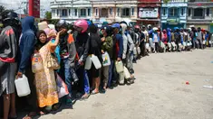 Korban gempa dan tsunami mengantre untuk mendapatkan bahan bakar minyak (BBM) di SPBU Kota Palu, Sulawesi Tengah, Senin (1/10). Gempa dan tsunami yang melanda Palu dan Donggala mengakibatkan warga kesulitan BBM. (Jewel Samad/AFP)
