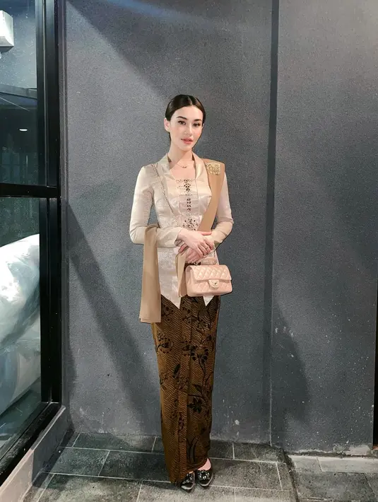 Pesona ningrat terpancar nyata dari penampilan berkebaya Aaliyah Massaid ini. Ia tampil anggun mengenakan kebaya kutu baru cokelat dengan detail bordir payet di bagian tengah, dipadu dengan kain batik sebagai rok dan selendang cokelat yang serasi. [Instagram/aaliyah.massaid]