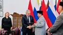 Sebelum menemui Presiden Indonesia Prabowo Subianto di Istana Kepresidenan, Sekretaris Dewan Keamanan Rusia Sergei Shoigu bertemu Menteri Pertahanan Sjafrie Sjamsoeddin di Kantor Kementerian Pertahanan. (Foto: Handout/Istana Kepresidenan Indonesia/AFP)