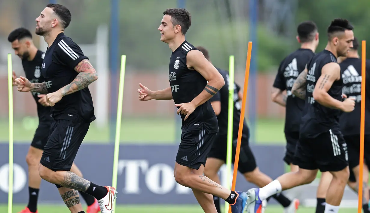 Pemain Argentina Nicolas Otamendi, Paulo Dybala (tengah) dan Lautaro Martinez ambil bagian dalam sesi latihan menjelang lanjutan kualifikasi Piala Dunia 2022 di Ezeiza, Buenos Aires, 26 Januari 2022. Argentina akan bermain tandang kontra Chile pada Jumat, 28 Januari 2022. (ALEJANDRO PAGNI/AFP)