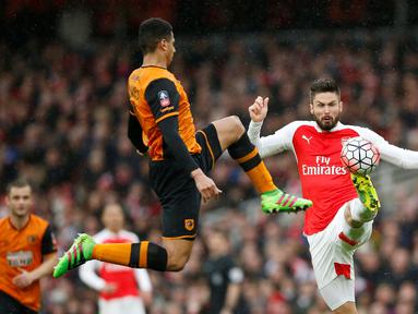 Pemain Arsenal, Olivier Giroud (kanan), berebut bola dengan pemain Hull City, Curtis Davies dalam putaran kelima Piala FA Inggris di Stadion Emirates, London, Inggris, Sabtu (20/2/2016). (Action Images via Reuters/John Sibley)