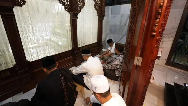 Bakal Calon Presiden Ganjar Pranowo berziarah ke Makam Syaikh Abdullah bin Nur Muhammad atau yang dikenal dengan panggilan Abah Sepuh dan KH Ahmad Sohibul Wafa Tajul Arifin alias Abah Anom (Istimewa)