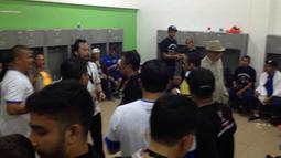 Suasana ruang ganti Persib saat merayakan gelar juara Piala Presiden 2015 di Stadion Utama Gelora Bung Karno, Jakarta, Minggu (18/10/2015). (Bola.com/Tengku Sufiyanto)