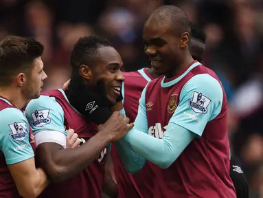  Para pemain West Ham United merayakan gol yang dicetak Michail Antonio ke gawang Sunderland pada lanjutan Liga Inggris di Stadion Upton Park, Sabtu (27/2/2016). (Reuters / Tony O'Brien)