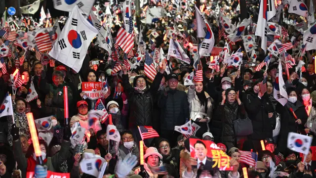 Pendukung Sambut Pembebasan Presiden Korea Selatan Yoon Suk Yeol