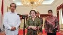 Ketua Umum PDI Perjuangan Megawati Soekarnoputri (tengah) memberi keterangan pers bersama Presiden Jokowi (kiri) di Istana Merdeka, Jakarta, (24/10/2015). Pertemuan juga membahas soal kebakaran hutan dan asap. (Liputan6.com/ Faizal Fanani)