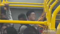 Tangkapan layar dari Instagram @jkt.fyp terduga pelaku yang melakukan masturbasi di TransJakarta (Dok: Antara)