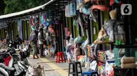 Suasana pedagang saat menunggu pembeli di pasar hewan Barito, Kebayoran Lama, Jakarta, Selasa (25/10/2022). Sebanyak 85 kios kini telah memiliki 'wajah baru' dengan tempat yang higienis, mengutamakan estetika, dan suasana tenang sehingga para pembeli maupun penjual bisa merasa nyaman saat melakukan transaksi. (Liputan6.com/Johan Tallo)