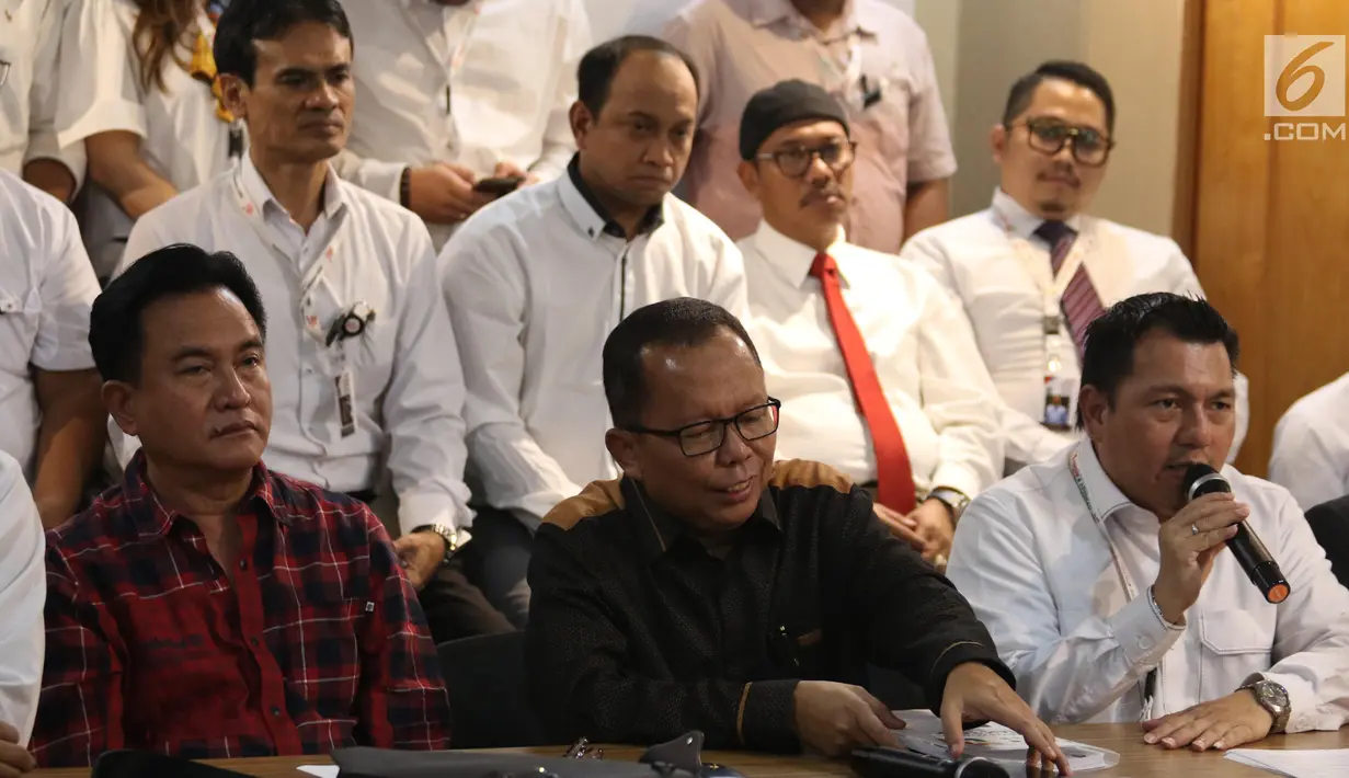 Direktur Hukum dan Advokasi TKN Ade Irfan Pulungan (kanan) memberi keterangan di Jakarta, Senin (17/6/2019). Tim Hukum Joko Widodo-Ma’ruf Amin akan menyerahkan jawaban terkait sengketa hasil Pilpres 2019 ke Mahkamah Konstitusi sore ini. (Liputan6.com/Angga Yuniar)