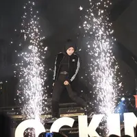 Vokalis band Kotak, Tantri tampil berbeda dari biasanya. Dalam beberapa foto yang diunggah, penampilan Tantri berbeda dari biasanya. Ia tampil berhijab saat di Purwokerto, Jawa Tengah. (Instagram/tantrisyalindri)