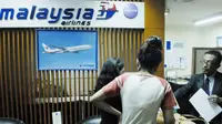 Sejumlah keluarga korban mendatangi kantor perwakilan Malaysia Airlines di Bandara Soekarno Hatta, Tangerang Bandten.