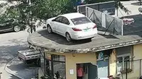 Sebuah mobil terlihat parkir di tempat tak biasa, yaitu di atap pos security, di Benxi, Lianing, China. (South China Morning Post)