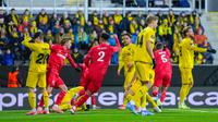 Petaka menimpa Mees Hilgers di awal injury time babak kedua. Dia salah mengantisipasi bola silang lawan dan justru membobol gawang sendiri dengan tandukannya. Bodo/Glimt memimpin 2-1. (Fredrik Varfjell/NTB Scanpix via AP)