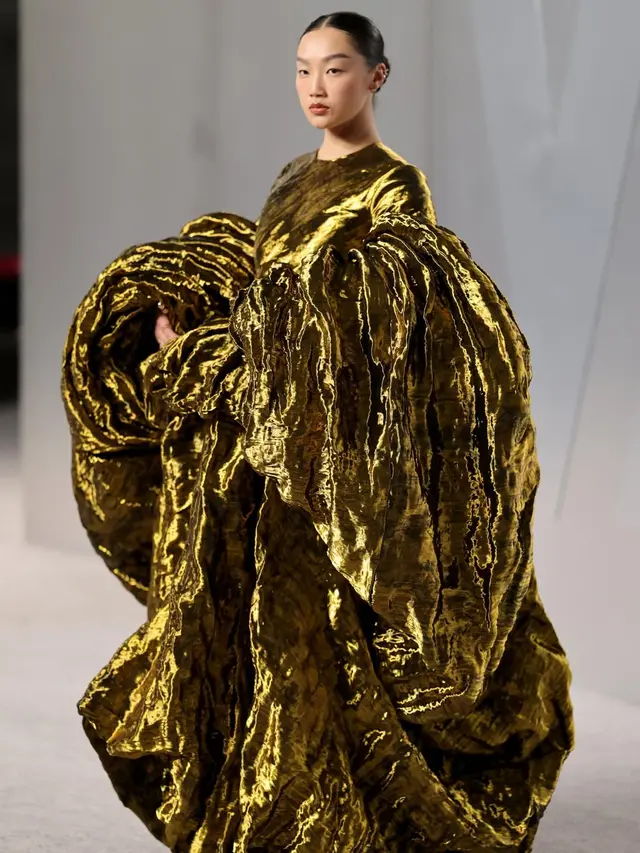 Audrey Nuna Jadi “Piala Berjalan”, Tampil Super Nyentrik dengan Gaun Emas Full Face di Vanity Fair Oscar Party 2026