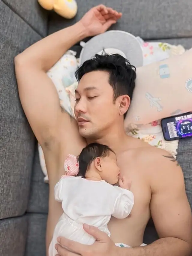 Denny Sumargo timang bayi (Instagram/sumargodenny)