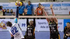 Hasil luar biasa ditunjukkan tim putri Jakarta Popsivo Polwan di ajang PLN Mobile Proliga 2024 yang telah mengakhiri seri pertama putaran kedua di Gresik, Jawa Timur. Tercatat, tim asuhan pelatih lokal, Lardi, menjadi satu-satunya tim yang belum tersentuh kekalahan dalam 7 laga yang telah dijalani. Hingga kini Jakarta Popsivo Polwan yang mengandalkan dua pemain asing, Irina Voronkova dan Madison Kingdon telah mengoleksi total 20 poin, hampir meraih poin sempurna 21. Satu-satunya kegagalan Jakarta Popsivo Polwan meraih tiga poin maksimal dalam satu laga adalah saat hanya menang 3-2 atas Jakarta BIN. Berikut daftar 7 kemenangan Jakarta Popsivo Polwan di PLN Mobile Proliga 2024. (Dok. PBVSI)