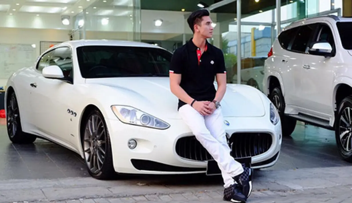 Aktor Verrell Bramasta bersyukur atas rizky yang telah diberikan selama ini. Setelah beberapa waktu lalu beli rumah baru, belum lama ini, putra Venna Melinda itu membeli mobil mewah baru. (Instagram/bramastavrl)