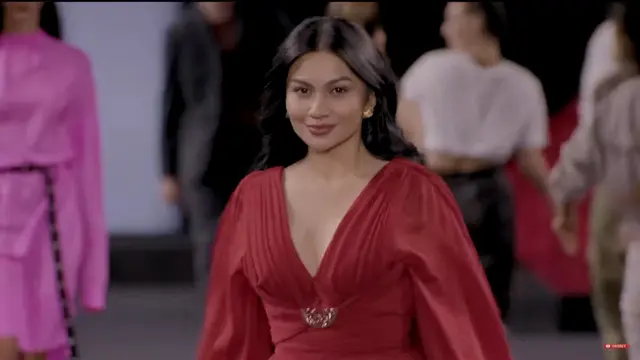 Ariel Tatum Debut di Paris Fashion Week