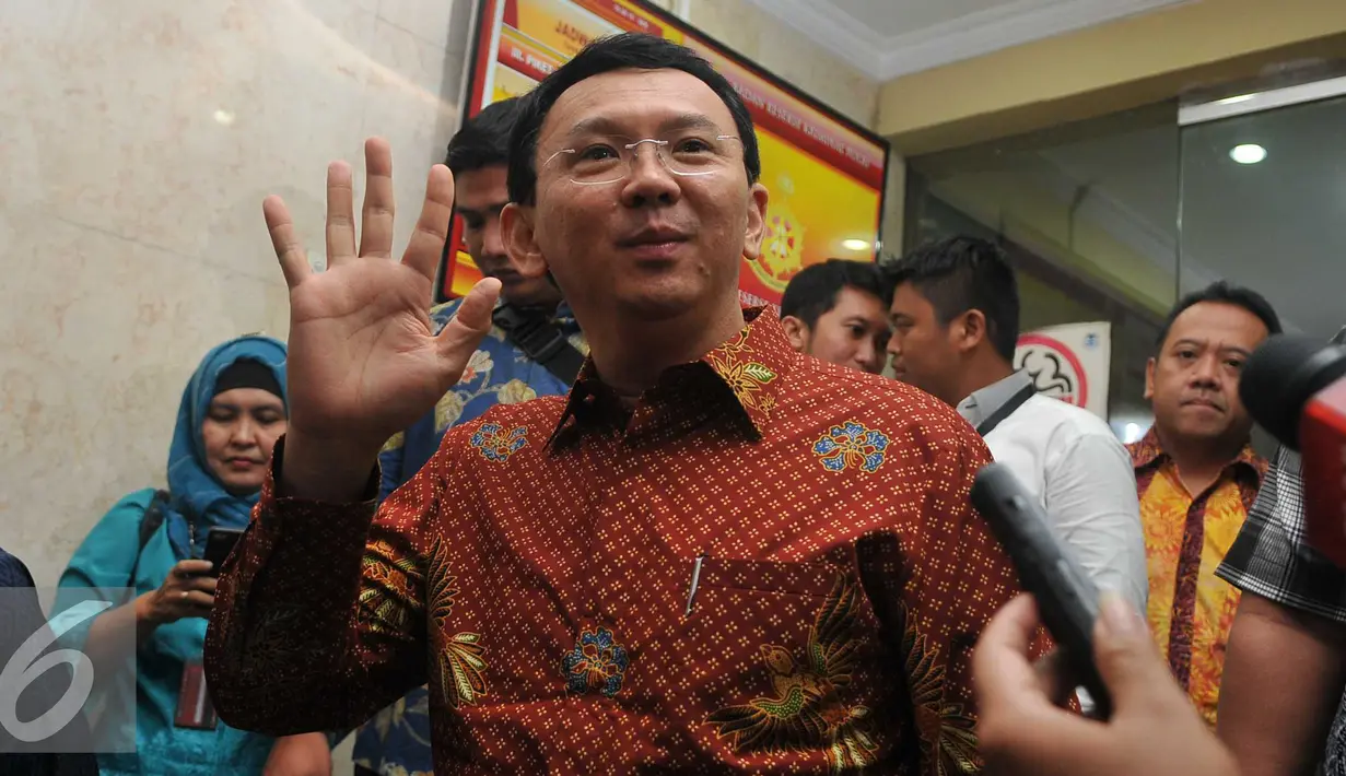 Gubernur DKI Jakarta, Basuki T Purnama usai menjalani pemeriksaan sebagai saksi kasus UPS di Bareskrim Mabes Polri, Jakarta, Kamis (25/2). Ahok diperiksa sebagai saksi bagi dua tersangka Firmansyah dan Fahmi Zulfikar. (Liputan6.com/Gempur M Surya)
