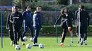 Para pemain Chelsea menjalani latihan di Cobham, Stoke D'Abernon, Inggris, 1 November 2022. Chelsea akan menghadapi Dinamo Zagreb pada pertandingan sepak bola Grup E Liga Champions. (Glyn KIRK/AFP)