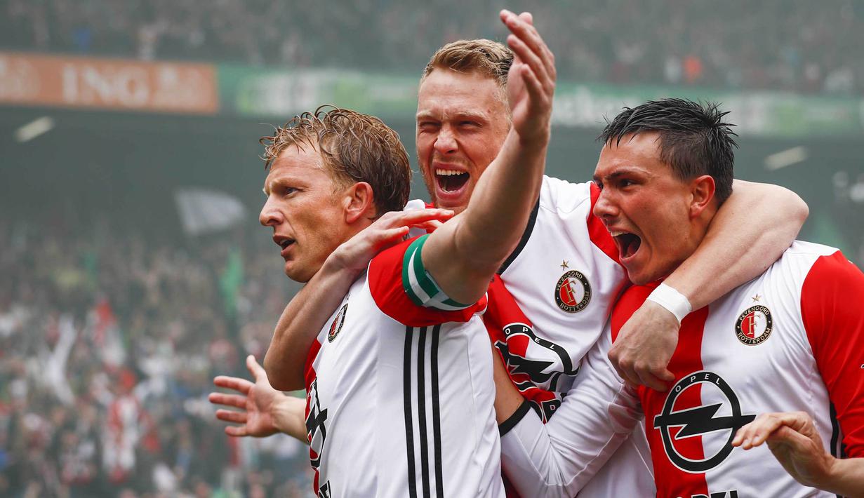 Kapten Feyenoord, Dirk Kuyt, melakukan selebrasi usai mencetak gol ke gawang Heracles Almelo di Stadion De Kuip, Rotterdam, Minggu (14/5/2017).  Feyenoord menang 3-1. (EPA/Robin Van Lonkhuijsen)