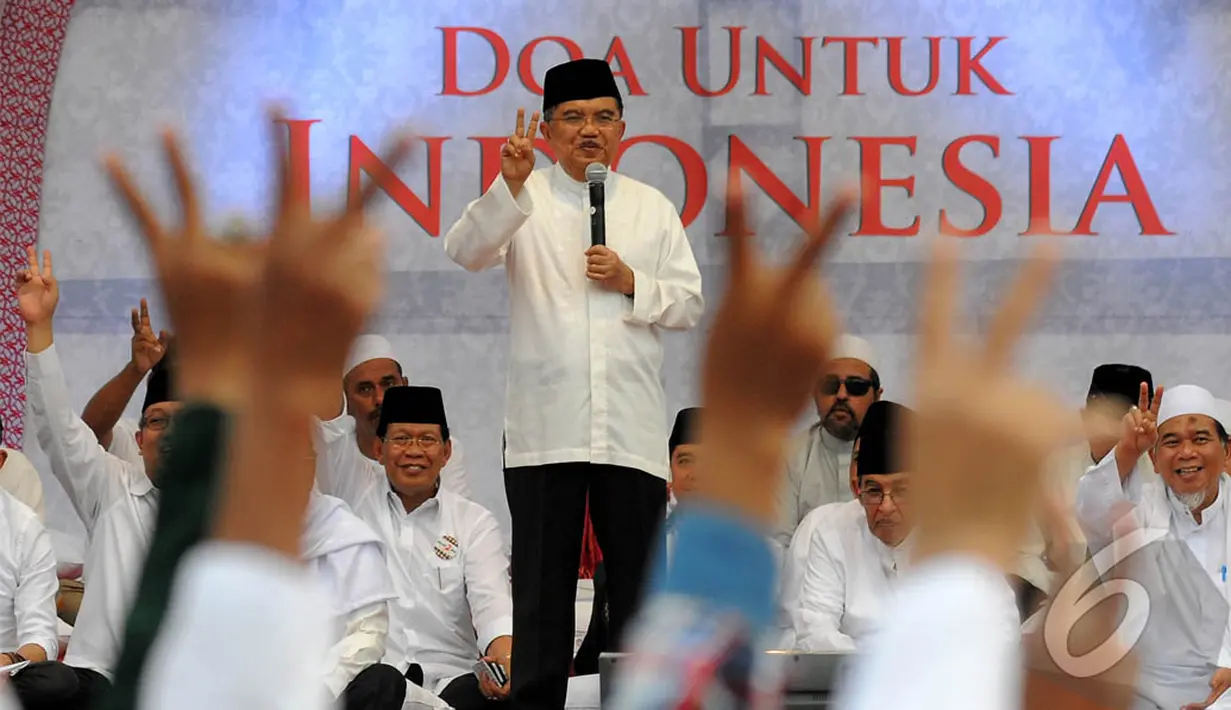 Cawapres No Urut 2 Jusuf Kalla memberikan sambutan di acara Istighosah Kubro yang bertemakan "Doa untuk Indonesia" di Parkir Timur Senayan, Jakarta,  Jumat (4/7/2014) (Liputan6.com/Herman Zakharia)