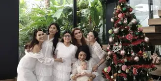 Rayakan Natal, keluarga Jessica Mila tampil menawan dalam busana bernuansa putih. [Foto: instagram/ Jessica Mila]