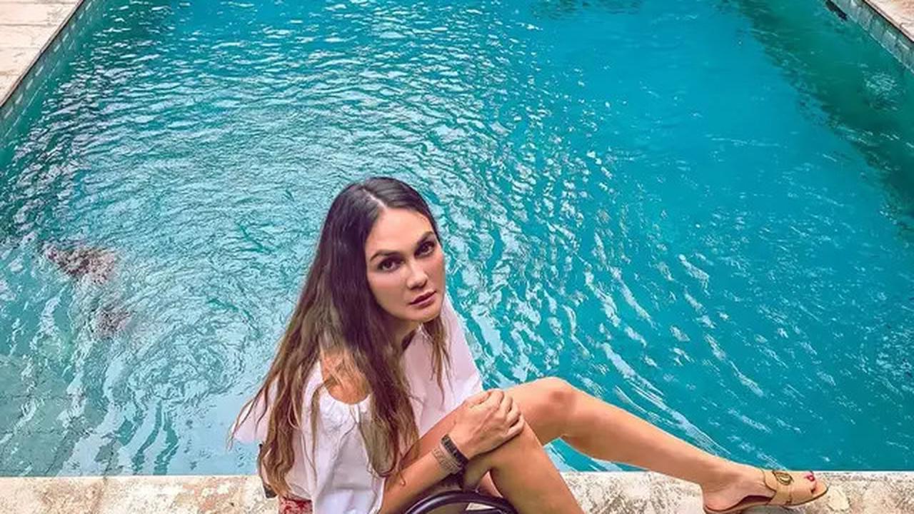 11 Inspirasi Outfit dengan Sandal ala Luna Maya, Cocok Ditiru untuk Liburan