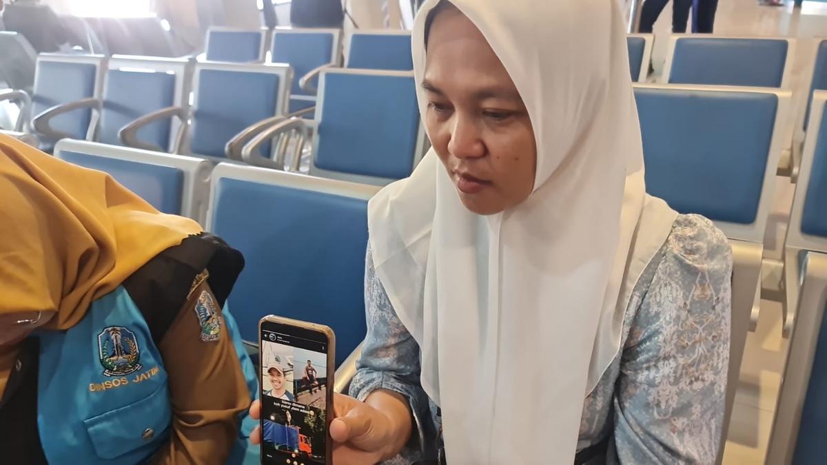Umi istri salah satu penumpang KM Virgo menunjukkan foto sang suami. (merdeka.com/Erwin yohanes).