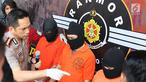Kapolres Metro Jaksel Kombes Pol Indra Jafar menunjukkan tersangka di Polres Metro Jakarta Selatan, Senin (30/4). Barang bukti 30 unit mobil, air soft gun, bor listrik, dan berbagai kunci letter T berhasil diamankan. (Liputan6.com/Immanuel Antonius)