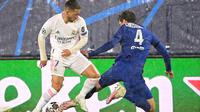 Aksi Eden Hazard pada laga antara Real Madrid kontra Chelsea di leg 1 semifinal Liga Champions. (JAVIER SORIANO / AFP)
