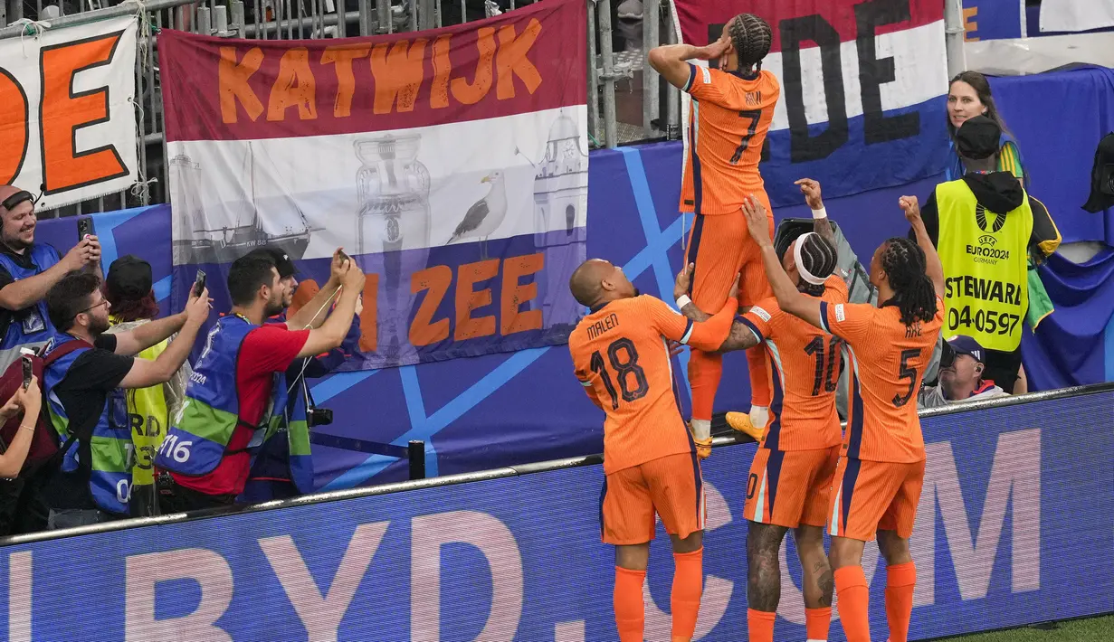 Selebrasi striker Timnas Belanda, Xavi Simons (atas) setelah mencetak gol ke gawang Timnas Inggris pada laga semifinal Euro 2024 di Westfalenstadion, Dortmund, Jerman, Kamis (10/7/2024). (AP Photo/Andreea Alexandru)