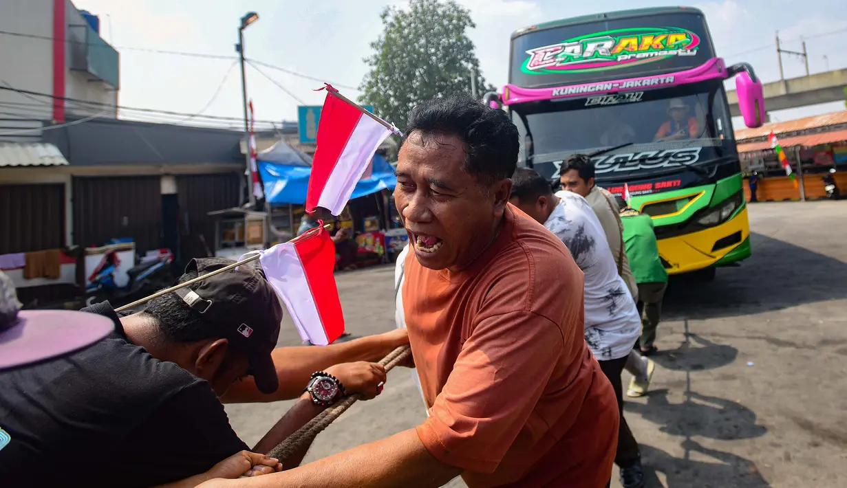 Peserta mengikuti lomba menarik bus di Terminal Lebak Bulus, Jakarta, Senin, 17 Agustus 2026. (KLY/ Arie Basuki)