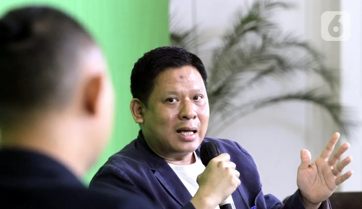 SVP Transaction Retail Banking Sales Bank Mandiri Thomas Wahyudi memberikan paparan tentang aplikasi Livin by Mandiri di Jakarta, Rabu (17/3/2021). Saat ini mitra merchant yang melayani transaksi non tunai Bank Mandiri mencapai 250.000 merchant EDC fisik dan e-commerce/online. (Liputan6.com/Pool/PR)