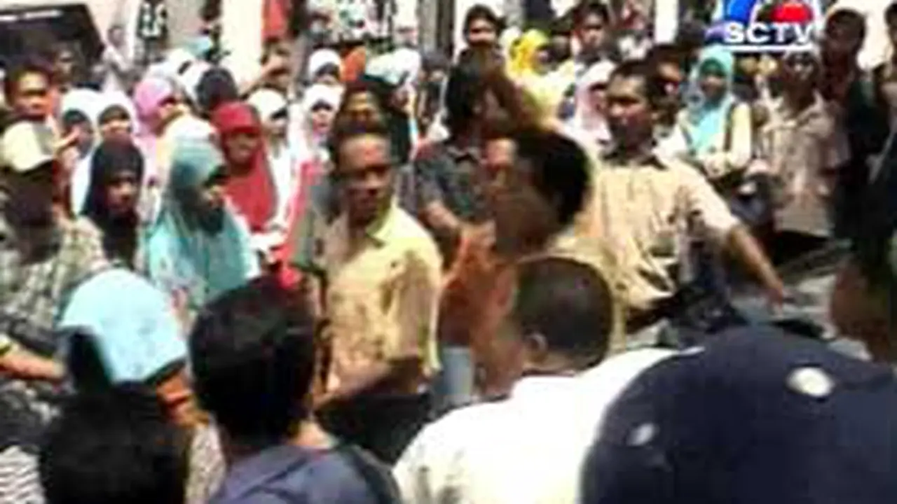 091204bDemo_Ambon1.jpg