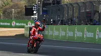 Pembalap Ducati, Marc Marquez, berhasil meraih podium juara di MotoGP Thailand 2025 yang berlangsung di Sirkuit Buriram, Thailand, Minggu (2/3/2025) siang WIB. Sebelumnya, dia juga berhasil finis terdepan di Sprint Race dan meraih pole position. (AP Photo/Kittinun Rodsupan)