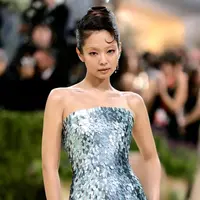 Penampilan ini terasa semakin kuat karena selaras dengan tema tahun ini, “Costume Art”, yang merayakan fashion sebagai bentuk karya seni. [@Zipmagazine_hk].