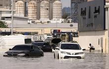 VIDEO Orang-Orang Kaya Dubai Main Jetski di Atas Genangan Banjir