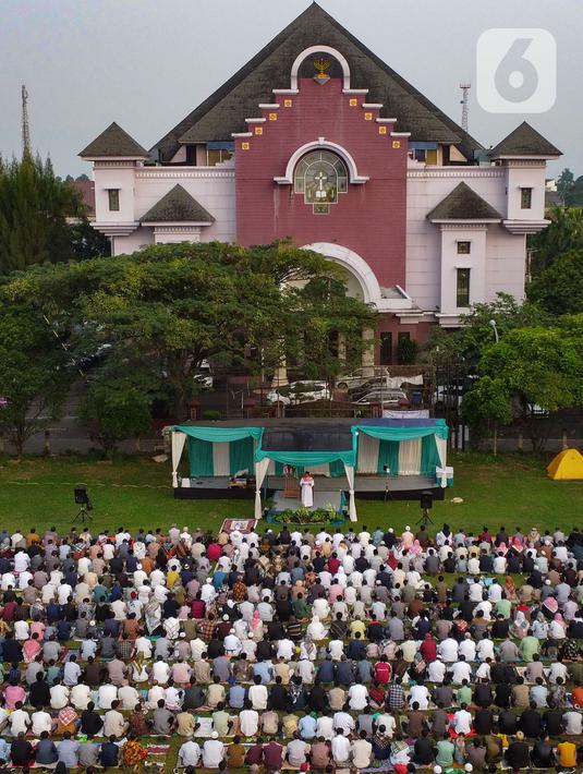 Ini bisa menjadi contoh kebhinnekaan dalam beribadah dengan saling membantu dalam semangat kebersamaan dan menjaga toleransi beribadah. (merdeka.com/Arie Basuki)