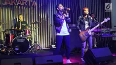 Penampilan band THE ROW seusai jumpa pres band electronik "THE ROW" di kawasan SCBD, Jakarta, Rabu (10/1). Rowman drum band Ungu, membuat group musik yang bernama THE ROW yang bergenre elektro dance musik. (Liputan6.com/Herman Zakharia)