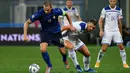 Bek Italia, Leonardo Bonucci, berebut bola dengan penyerang Bosnia, Edin Dzeko, pada laga UEFA Nations League di  Artemio Franchi, Sabtu (5/9/2020) dini hari WIB. Italia bermain imbang 1-1 atas Bosnia. (AFP/Isabella Bonotto)