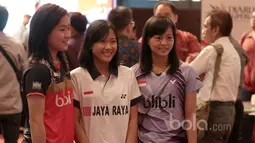 Pebulutangkis Fitriani (kanan) dan Ruselli Hartawan (Kiri) turut ambil bagian pada ajang Djarum Superliga Badminton 2017 yang digelar pada tanggal 19 - 26 February 2017 di Surabaya.  (Bola.com/Nicklas Hanoatubun)