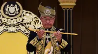 Raja Malaysia Abdullah Ri'ayatuddin Al-Mustafa Billah Shah menunjukkan keris saat penobatan kerajaan di Istana Nasional, Kuala Lumpur, Selasa (30/7/2019). Upacara penobatan dipenuhi dengan adat dan tradisi kerajaan Melayu. (Malaysia Information Ministry via AP)