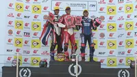 Momen Herjun Atna Firdaus (tengah) raih podium pertama di ARRC Mandalika 2025 kelas SS600. (Astra Honda)