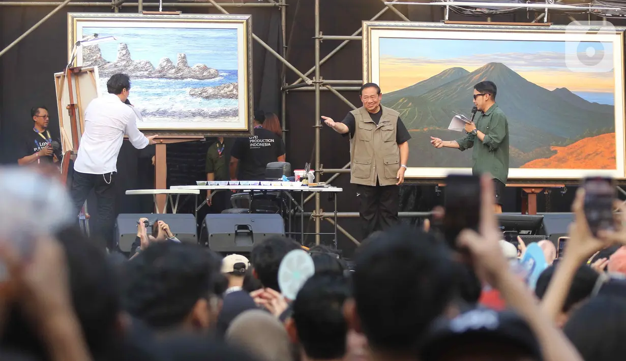Bersama 20 orang terpilih, SBY melukis bersama dalam acara yang dipandu Vincent dan Desta. (Liputan6.com/Herman Zakharia)