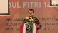 Kepala UKP-PIP, Yudi Latif memberi sambutan saat acara penghargaan Prestasi Penyelenggaraan Lebaran 2017 kepada Menteri PUPR Basuki Hadimuljono di Jakarta, Selasa (1/8). (Liputan6.com/Faizal Fanani)
