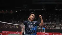 Pebulu tangkis tunggal putra Indonesia Anthony Sinisuka Ginting lolos ke semifinal Singapore Open 2023 setelah mengalahkan Li Shi Feng&nbsp;21-13, 16-21, dan 21-12 di Singapore Indoor Stadium, Jumat (9/6/2023). (foto: PBSI)