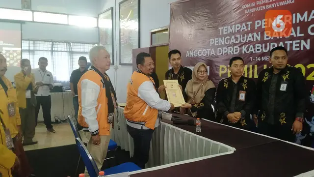 Ketua Prtai Hanura Banyuwangi Basuki Rahmat menerima surat tanda terima pendaftaran bacaleg dari KPU Banyuwangi (Hermawan Arifianto/Liputan6.com)